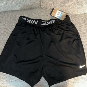 NIKE WOMENS MEDIUM SHORTS W/POCKETS